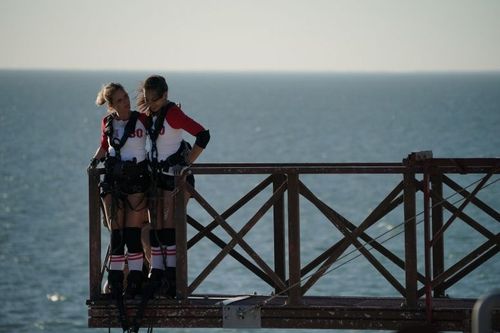Sylvie Tellier et Vaimalama Chaves avant le saut extérieur