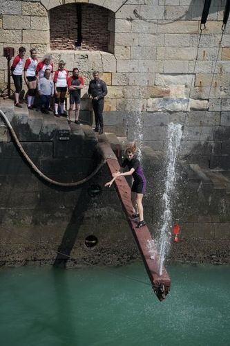 L'équipe devant la poutre jets d'eau