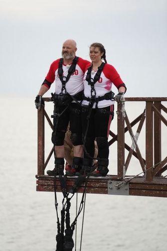 Philippe Etchebest et Heloise Martin avant le saut de l'ange