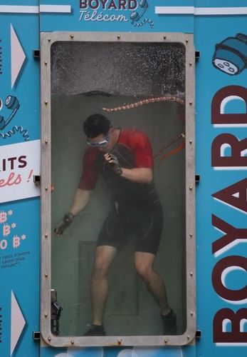 Tibo Inshape dans la Cabine Aquatique