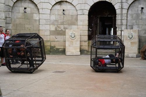 Tibo Inshape dans l'épreuve des Deux Cages