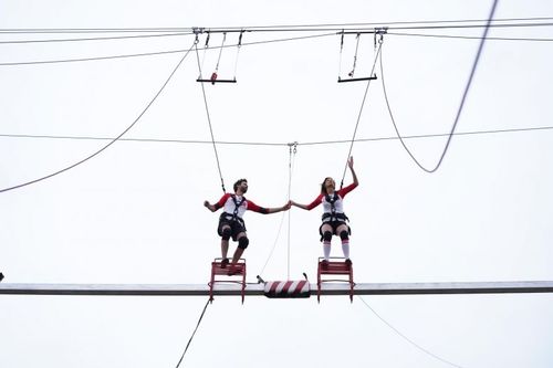 L'aventure de la double chaise instable avec Thomas Isle et Caroline Ithurbide