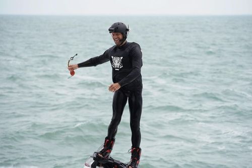 Romain Grosjean sur le Flyboard de Mégagaf