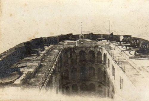 Vue depuis la vigie de la cour intérieure et de la terrasse armée de ses canons.