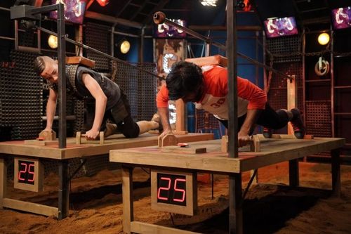 Vikash Dhorasoo face à Casey dans le duel des Pompes
