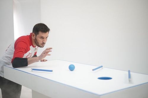 Maxime Gueny dans le dedi des essuie-glace