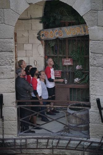 L'équipe devant la porte du Croco World