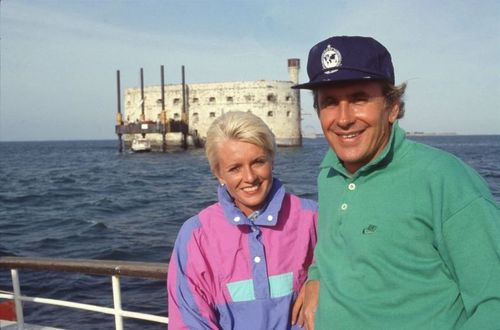 Patrice Laffont et Sophie Davant devant le fort.
