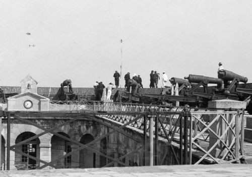 Photo de la cour du fort prise vraisemblablement entre 1900 et 1913.