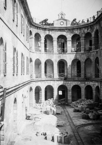 Photo de la cour du fort prise vraisemblablement entre 1900 et 1913.