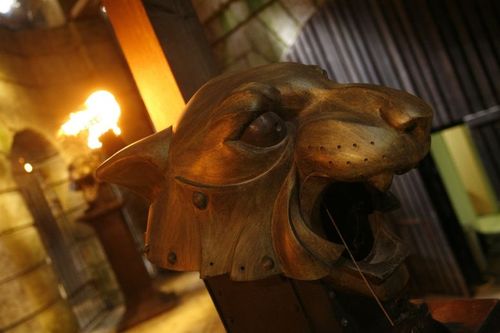 L'une des têtes de tigre du proscenium