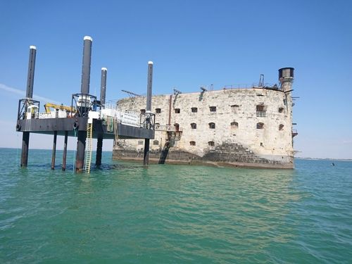Tour du fort quelques jours après son ouverture.