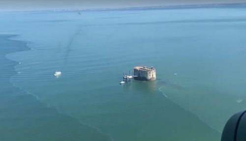 Survol du fort par l'hélicoptère "Dragon 17" de la sécurité civile lors d'exercices