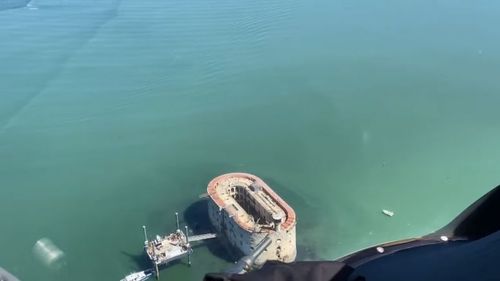 Survol du fort par l'hélicoptère "Dragon 17" de la sécurité civile lors d'exercices