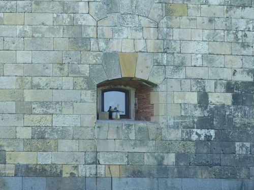 Un curieux moulin à vent posé sur la fenêtre 011