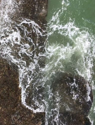 Les vagues s'écrasent sur le fort