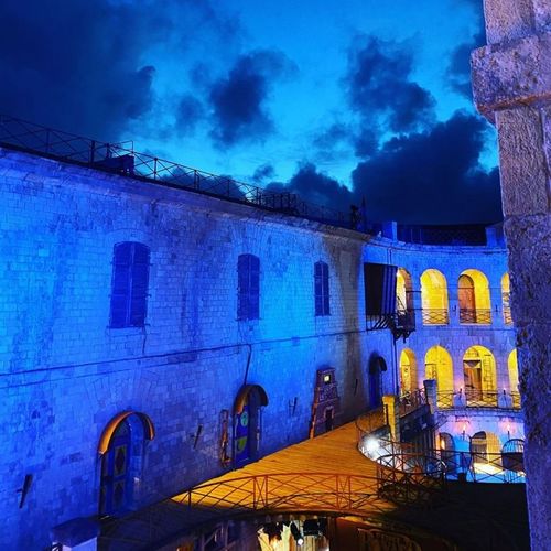 La cour intérieure du fort de nuit