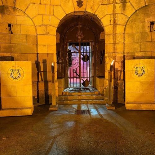 L'entrée du fort de nuit