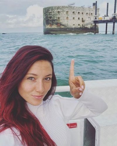 Arrivée de Delphine Wespiser sur le fort, pour une nouvelle semaine de tournages