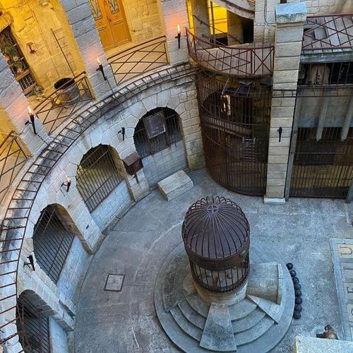 La salle du trésor de nuit