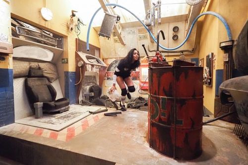 Clémence Botino dans le Garage