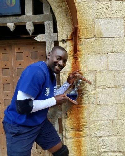 Ladji Doucouré devant la porte du Boyardodrome