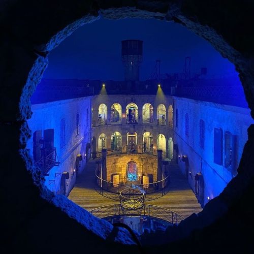 Le fort de nuit vu depuis l'ancienne horloge