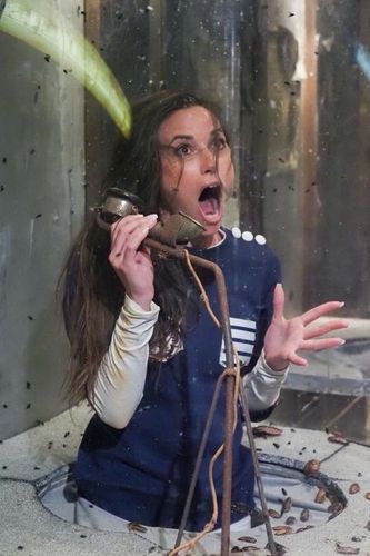 Capucine Anav dans la Cabine Abandonnée