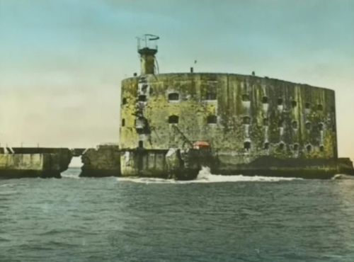 Le fort récemment abandonné avec son port progressivement détruit par la mer