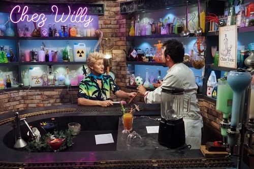 Le Chef Willy et Cyril Gossbo dans le bar clandestin
