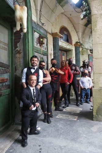 Les personnages du fort devant la porte du Cabinet Dentaire