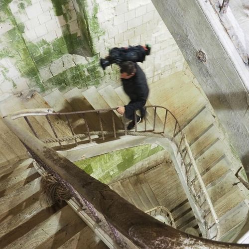 Un cadreur dans l'escalier Grand Sud