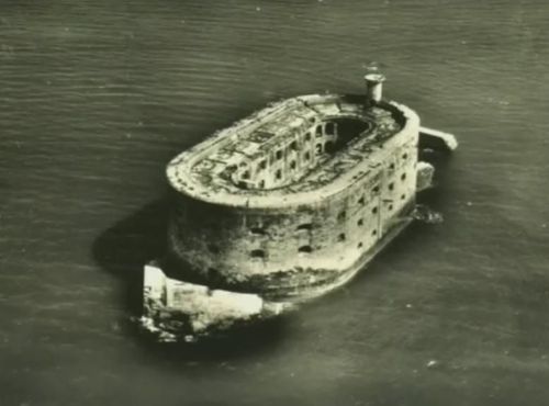 Vue aérienne du fort récemment abandonné avec son brise-lame et son port encore quasi intacts