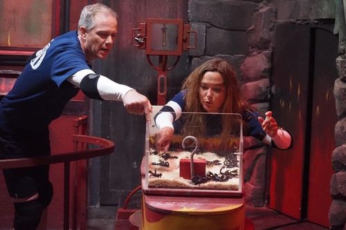 Sandrine Quétier aidée par Julien Arnaud dans l'aventure du Train Fantôme