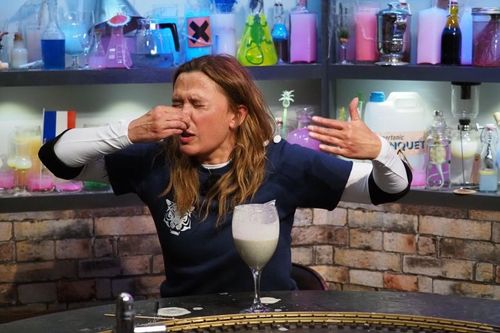 Sandrine Quétier en pleine dégustation d'un cocktail de Willy