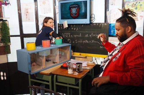 Alice Deto face au professeur Kévin dans la Boyard Academy