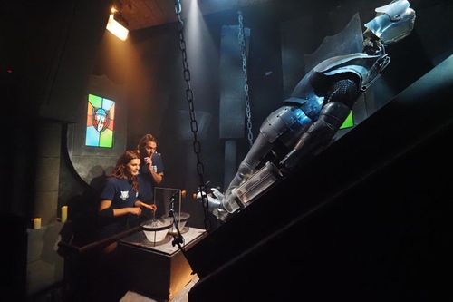 Camille Lacourt et Alice Deto face au Roi du Silence.