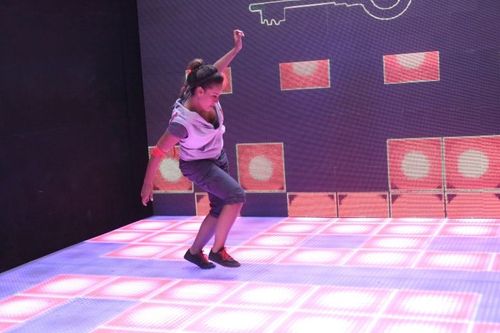 Amel Bent et les cases rouges dans la Cellule interactive
