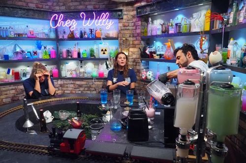 Alice Deto et Enora Malagré dans le Bar Clandestin de Willy