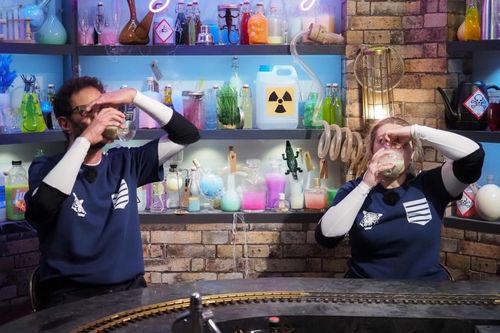 Manu Levy et Héloise Martin dans le bar Clandestin