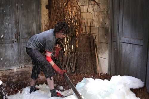 Arnaud Tsamere tente de briser la glace dans l\'épreuve d\'Excalibur pour la Spéciale Noël