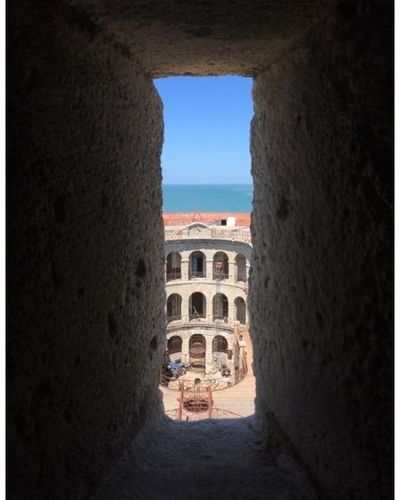 Vue de la cour intérieure depuis une meurtrière de la vigie