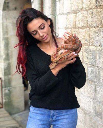 Delphine Wespiser en compagnie d'un serpent