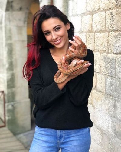 Delphine Wespiser en compagnie d'un serpent