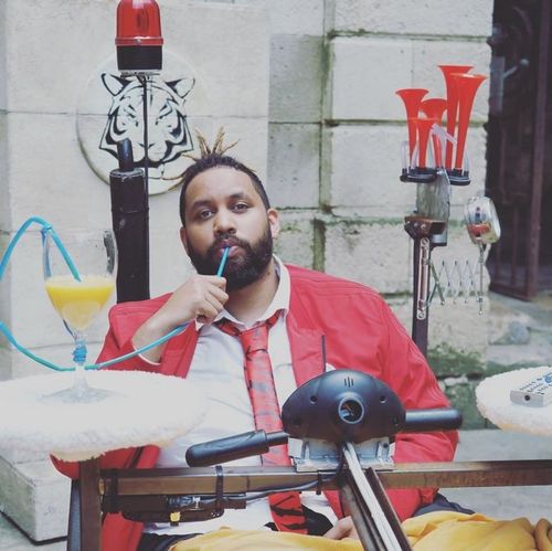 Le Professeur Kévin dans sa voiture lit