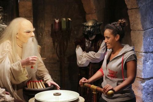 Amel Bent écoute le Père Fouras avant de réaliser son duel