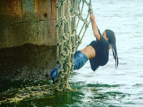 Delphine Wespiser après son saut à la mer depuis le Carrelet