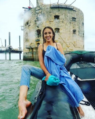 Delphine Wespiser après son saut à la mer depuis le Carrelet