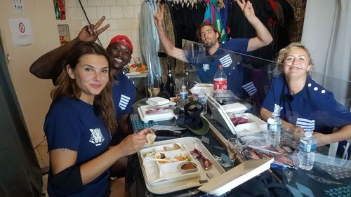 L'équipe n°8 mangeant leur repas en loges.