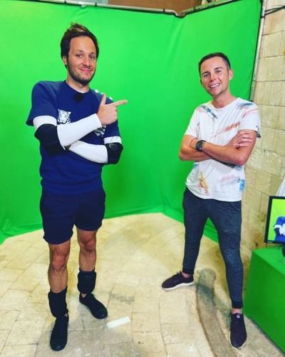 Vianney et un technicien dans la cellule fond vert